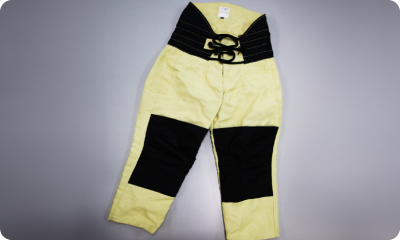 A reference photo of the racing uniform (bottom)
